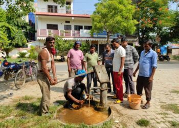 नौतनवां: जिम्मदारो से कह कहकर उदास हुए लोग तो खुद के पैसे से बनवा डाली सरकारी नल