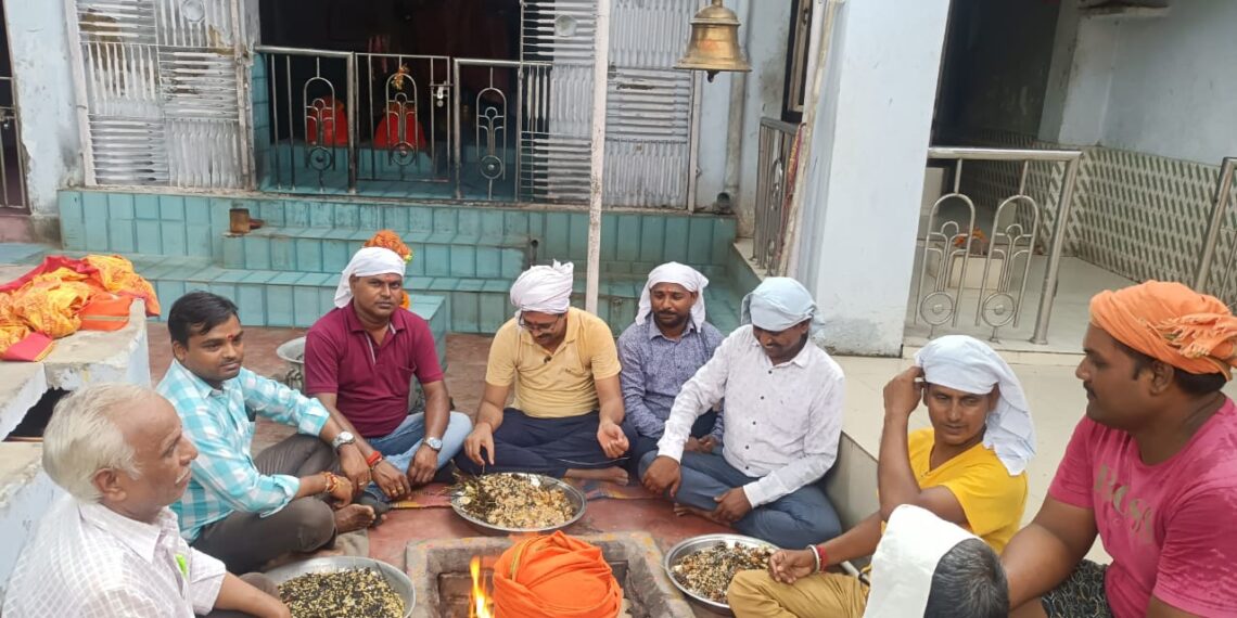 पुरानी नौतनवां काली मंदिर में सूखे से त्रस्त भक्तों ने किया हवन तो जमकर बरसे इंद्र देवता