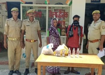 नौतनवां: नेपाली और देसी शराब के साथ मां-बेटा गिरफ्तार