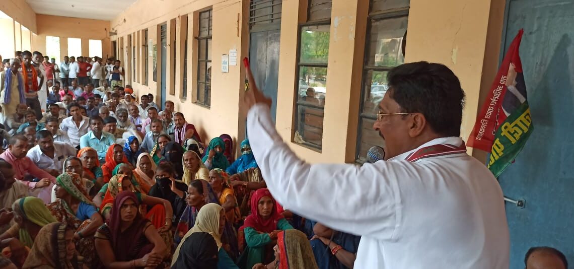 किसानों का फसल सुख रहा लेकिन सरकार को चिंता नही: पूर्व सांसद कुँवर अखिलेश