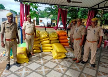 नौतनवां पुलिस ने ठरकी घाट के पास से बरामद किए 37 बोरी खाद, तस्कर फरार