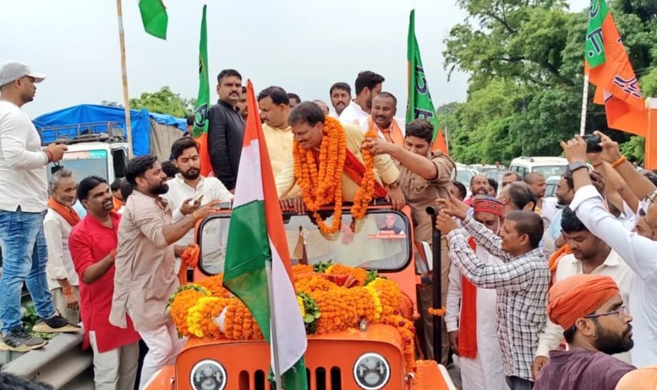 नव निर्वाचित एमएलसी डॉ धर्मेन्द्र सिंह का गोरखपुर की सीमा में प्रवेश करते ही जोरदार स्वागत