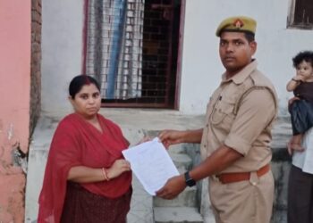 नौतनवां पुलिस ने मुकदमा दर्ज कर पीड़िता के घर पहुचाई एफआईआर की कॉपी