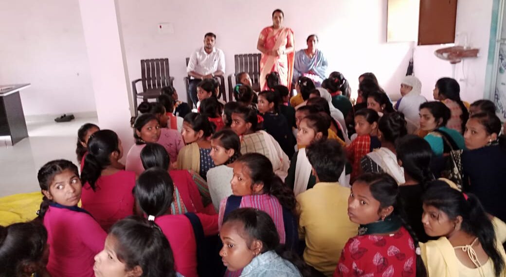 मिठौरा: किशोरी समूह की किशोरियो को बताया गया हिंदी का महत्व, आत्मनिर्भर बनने के लिए किया जा रहा प्रेरित