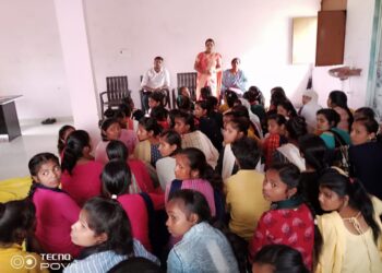मिठौरा: किशोरी समूह की किशोरियो को बताया गया हिंदी का महत्व, आत्मनिर्भर बनने के लिए किया जा रहा प्रेरित