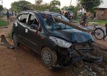 नौतनवा से जा रही कार लक्ष्मी राइस मिल के सामने अनियंत्रित होकर पोल से टकराई, कार क्षतिग्रस्त