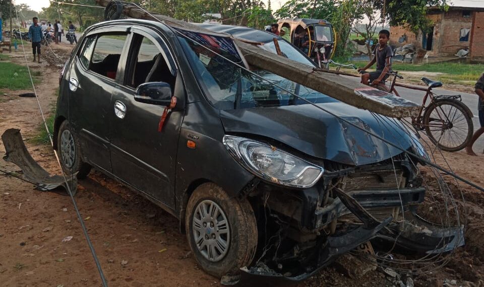 नौतनवा से जा रही कार लक्ष्मी राइस मिल के सामने अनियंत्रित होकर पोल से टकराई, कार क्षतिग्रस्त