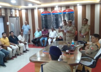 महराजगंज एसपी ने व्यापारियों के साथ कि बैठक, पूजा पंडालों में महिलाओं की सुरक्षा, सतर्कता पर की चर्चा