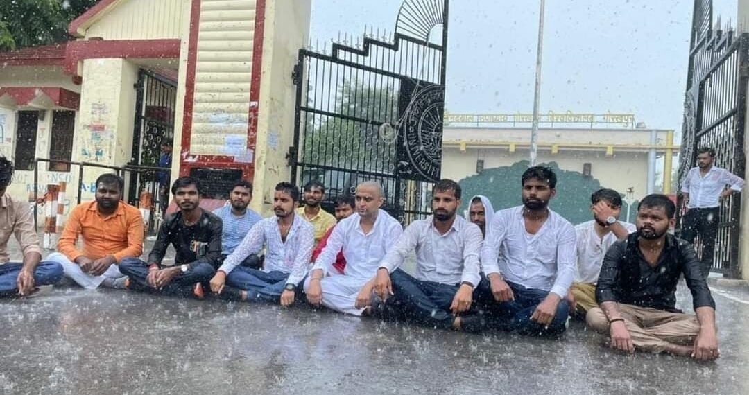 राज्यपाल आनंदी बेन पटेल के बयान पर भड़के छात्रनेता, गोरखपुर विश्वविद्यालय के सामने धरना