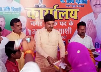 विधायक ऋषि त्रिपाठी ने नौतनवा क्षेत्र में मनाई छोटी दीवाली, लोगो मे वितरित किए उपहार स्वरूप मिठाईयां
