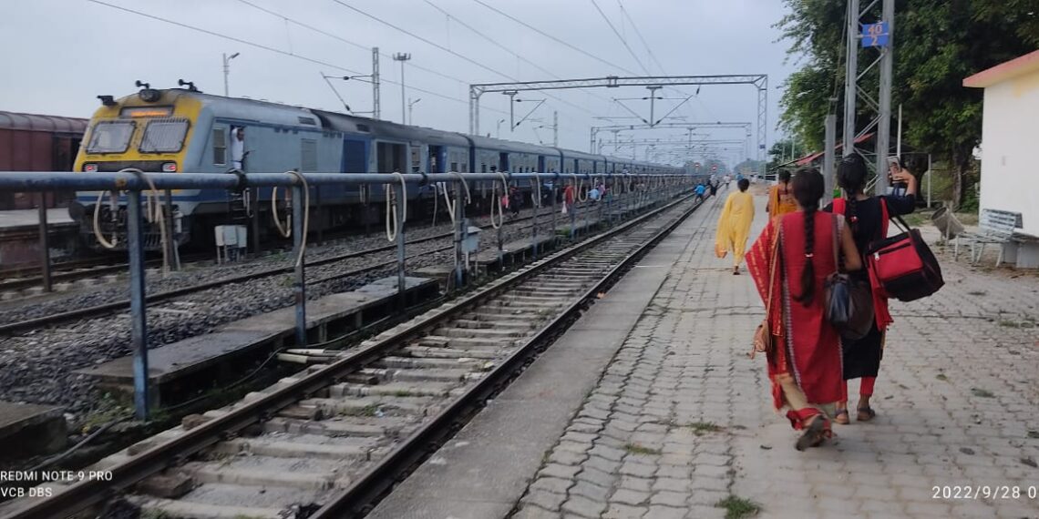 नौतनवां रेलवे स्टेशन के समीप ट्रैन की चपेट में आने से डीजीएम की मौत