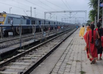 नौतनवां रेलवे स्टेशन के समीप ट्रैन की चपेट में आने से डीजीएम की मौत