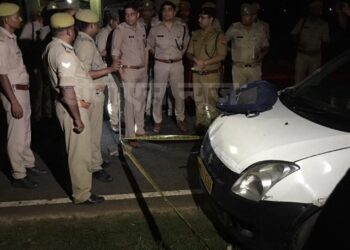 सोनौली: पुरैनिहां में कार चालक को कैंची से घोपा मौत, एसपी मौके पर पहुंच जांच में जुटे