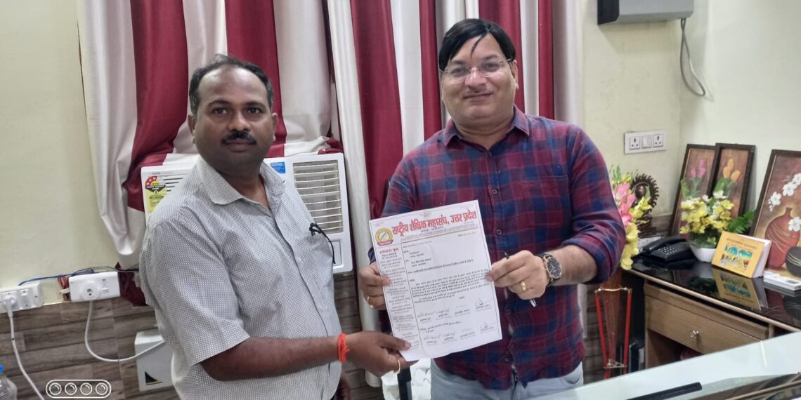 महराजगंज: जनपद में घोषित येलो एलर्ट के दृष्टिगत राशै महासंघ ने स्कूलों में छुट्टी करने को बीएसए को सौंपा ज्ञापन