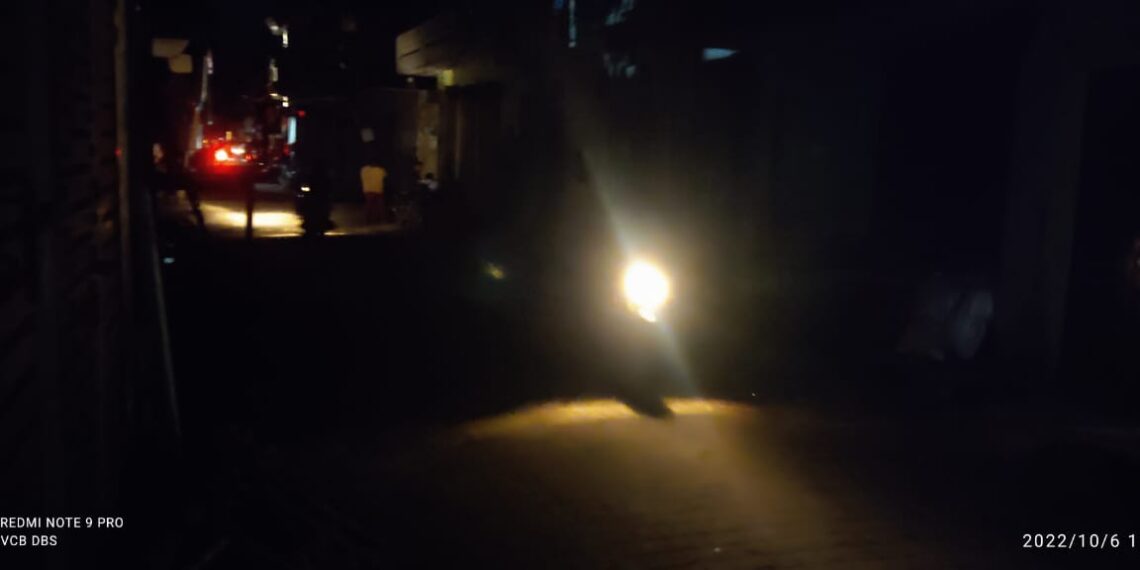 अंधेरे में डूबा नौतनवां, विधुत कर्मचारी सुबह से तलाश रहे विधुत फाल्ट