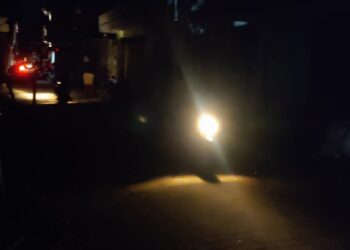 अंधेरे में डूबा नौतनवां, विधुत कर्मचारी सुबह से तलाश रहे विधुत फाल्ट