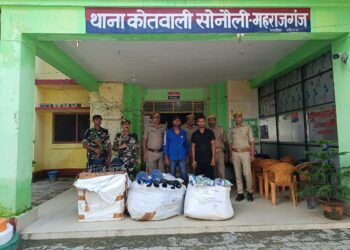 सोनौली के दो व्यक्ति स्पोर्ट्स के सामानों के साथ गिरफ्तार