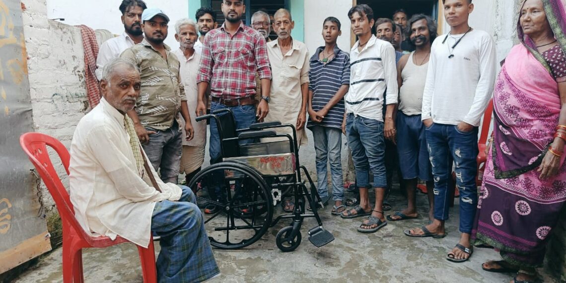 नौतनवा: वृद्ध की दृष्टि गयी तो समाजसेवी राशिद ने स्वयं खरीद कर डोनेट किया व्हील चेयर