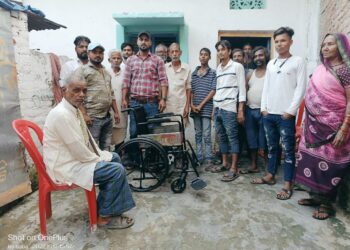 नौतनवा: वृद्ध की दृष्टि गयी तो समाजसेवी राशिद ने स्वयं खरीद कर डोनेट किया व्हील चेयर