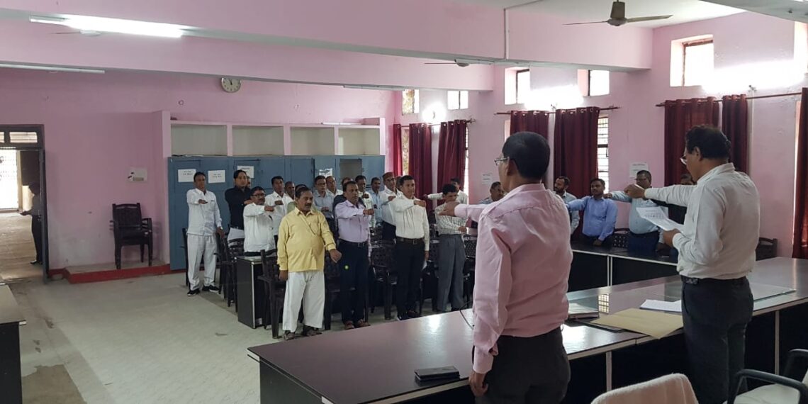 नौतनवा तहसील में एसडीएम ने दिलाई राष्ट्रीय एकता दिवस की शपथ, मनाया गया सरदार पटेल की जयंती