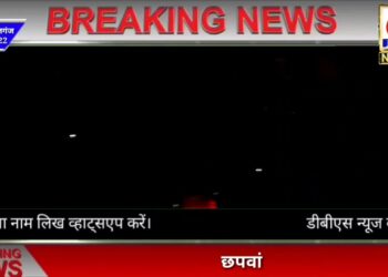 सोनौली नौतनवा हाईवे मार्ग पर छपवा टोल प्लाजा के समीप बीच सड़क पर निकला 15 फीट अजगर सांप, देखने वालों की जुटी भीड़