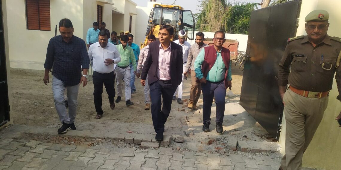 महराजगंज डीएम ने लेहड़ा देवी पर्यटन विकास कार्यो का किया निरीक्षण, शिथिलता पर जताई नाराजगी