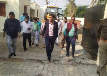 महराजगंज डीएम ने लेहड़ा देवी पर्यटन विकास कार्यो का किया निरीक्षण, शिथिलता पर जताई नाराजगी