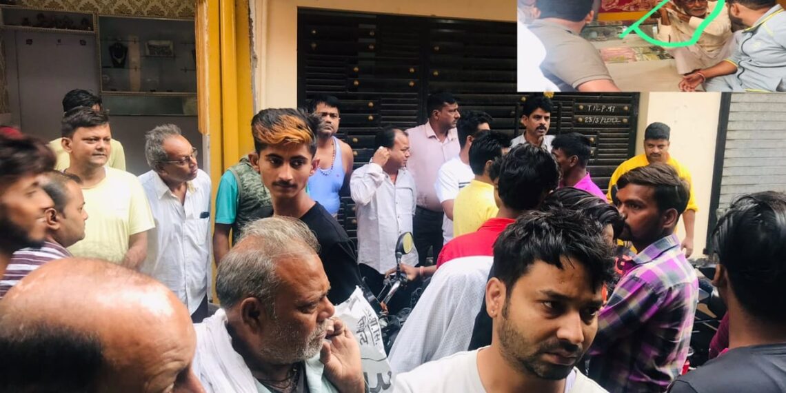 नौतनवा: सोना-चांदी बेचने आये दो जालसाजों को पकड़ कर किया पुलिस के हवाले