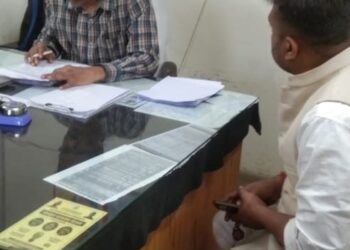 नौतनवा: एक साल से बनी तार फाल्ट की समस्या, व्यपारियो ने अधिशासी अभियंता को सौंपा ज्ञापन