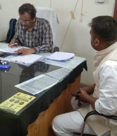 नौतनवा: एक साल से बनी तार फाल्ट की समस्या, व्यपारियो ने अधिशासी अभियंता को सौंपा ज्ञापन