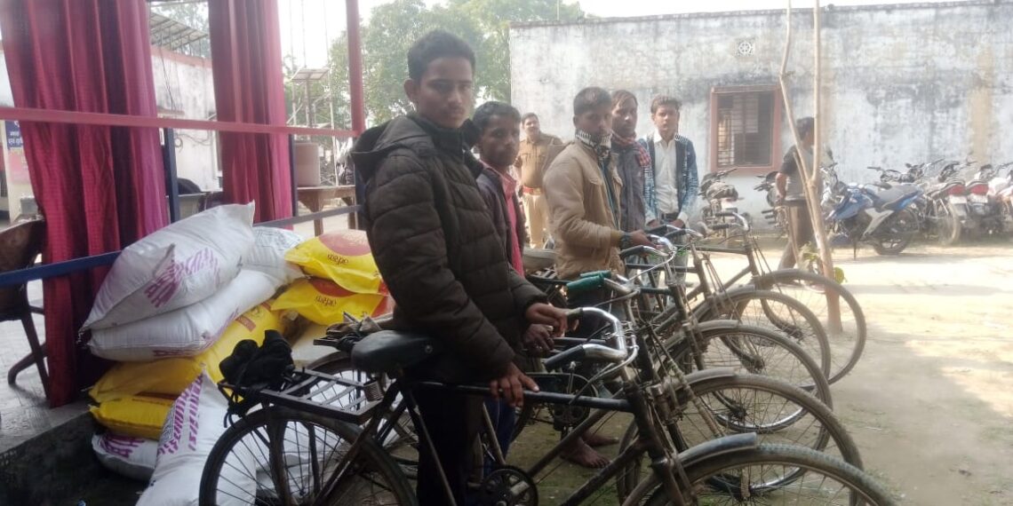 नौतनवां: 22 बोरी खाद के साथ 4 नेपाली सहित 5 तस्कर धराये