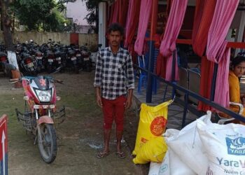 नौतनवां: तस्करी के खाद के साथ 1 तस्कर धराया, पुलिस को देख 9 बोरी खाद छोड़ 5 तस्कर भागने में सफल