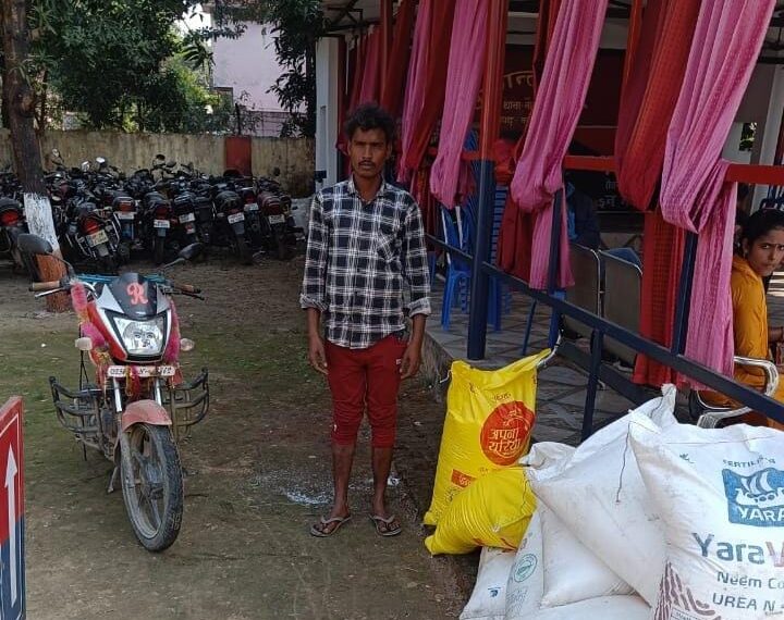 नौतनवां: तस्करी के खाद के साथ 1 तस्कर धराया, पुलिस को देख 9 बोरी खाद छोड़ 5 तस्कर भागने में सफल