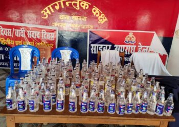 122 सीसी नेपाली शराब के साथ नौतनवा निवासी युवक गिरफ्तार