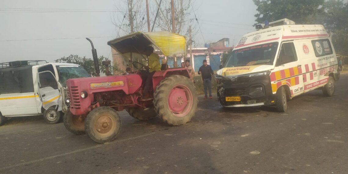 नौतनवां से मरीज को लेने जा रही एम्बुलेंस और मैजिक में टक्कर, बच्ची की हालत नाजुक