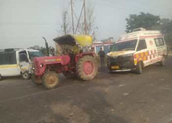 नौतनवां से मरीज को लेने जा रही एम्बुलेंस और मैजिक में टक्कर, बच्ची की हालत नाजुक