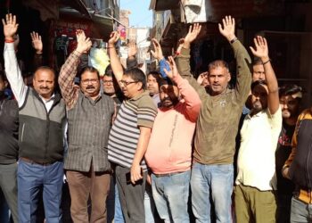 नौतनवा के व्यापारियों ने जीएसटी टीम के छापेमारी के विरोध में खोला मोर्चा