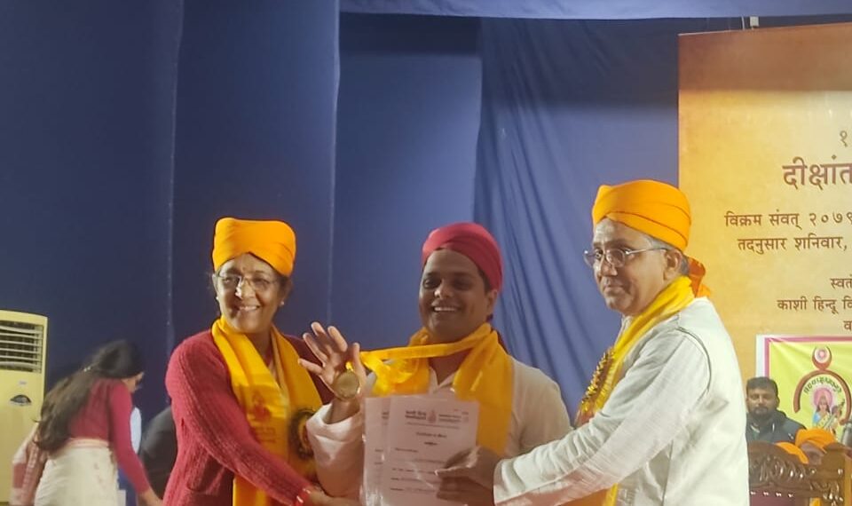 नौतनवा: हरदी डाली निवासी शिव प्रकाश मिश्र को बीएचयू में मिला गोल्ड मेडल, बढ़ाया मान