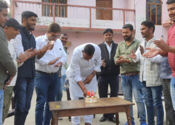पूर्व विधायक मुन्ना सिंह का समर्थकों ने कुंवर आवास पर मनाया जन्मदिन