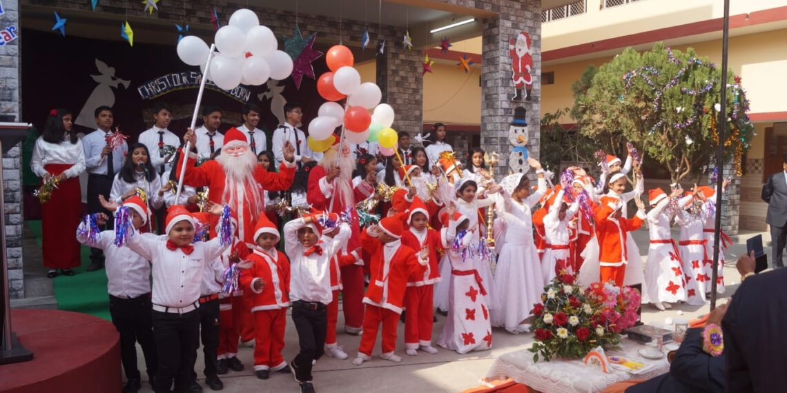 नौतनवां होली क्रॉस स्कूल में मनाया गया क्रिसमस, बच्चो ने किए मनमोहक कार्यक्रम