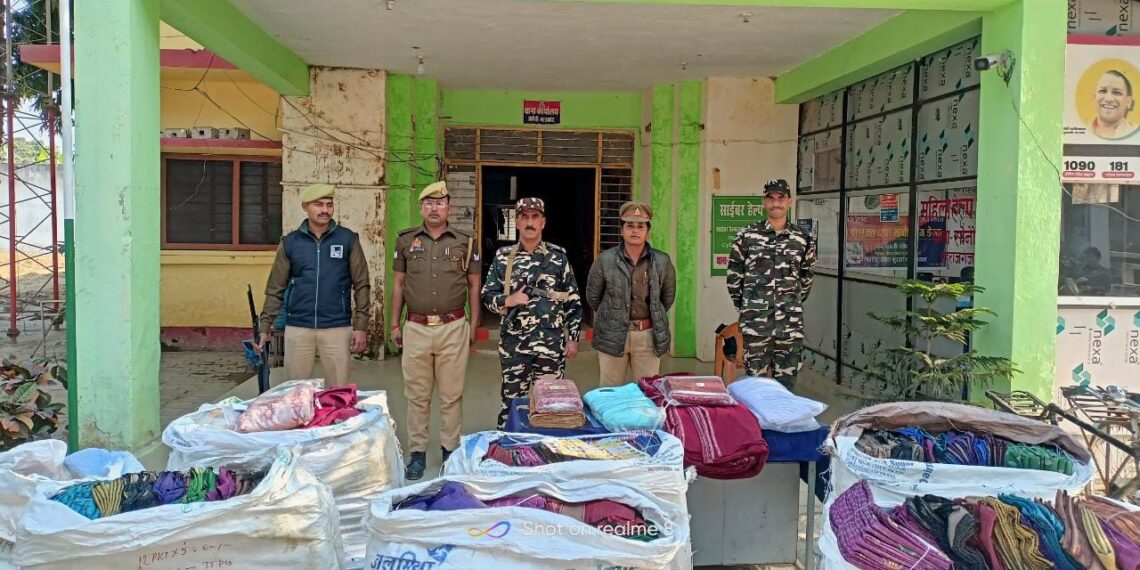 सोनौली: साइकिल से कैरिंग कर नेपाल पहुचाने के लिए रखी गयी कपड़ो की खेप बरामद, कस्टम को सुपुर्द