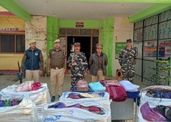 सोनौली: साइकिल से कैरिंग कर नेपाल पहुचाने के लिए रखी गयी कपड़ो की खेप बरामद, कस्टम को सुपुर्द