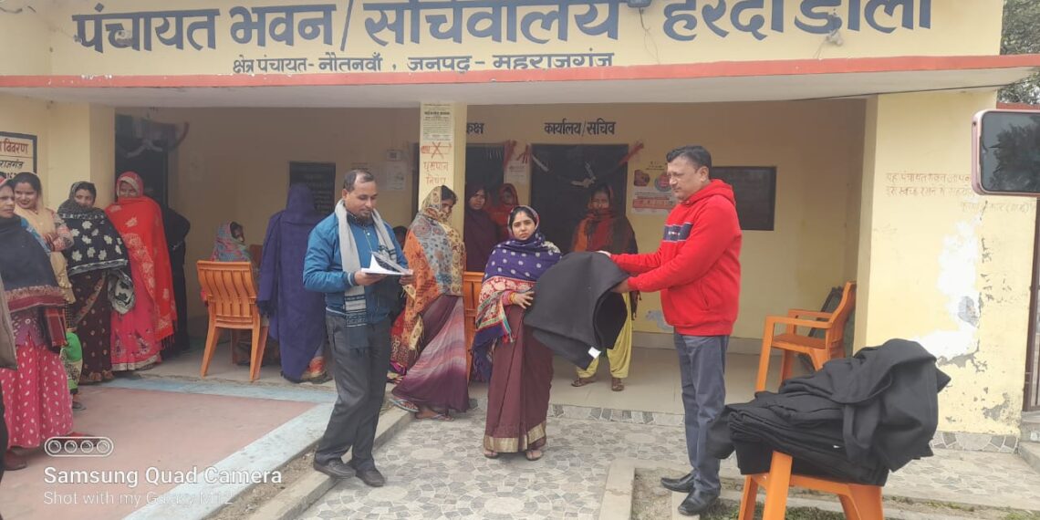 ग्राम प्रधान गोपाल नारायण चौधरी ने वृद्धों में वितरित किये गर्म कम्बल, 300 कम्बल बांटने का है लक्ष्य