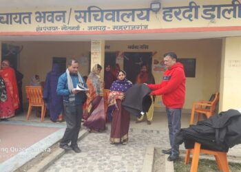 ग्राम प्रधान गोपाल नारायण चौधरी ने वृद्धों में वितरित किये गर्म कम्बल, 300 कम्बल बांटने का है लक्ष्य