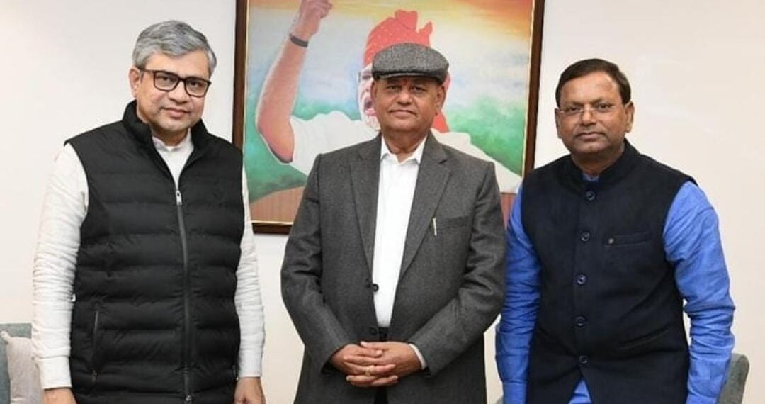 महराजगंज में रेल विस्तार को लेकर केंद्रीय रेल मंत्री से मिले पंकज चौधरी, डीबीएस न्यूज के माइक पर बोले थे निश्चित ही दौड़ेगा महराजगंज में रेल