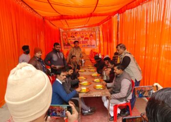 नौतनवां अटल चौक पर मकर संक्रांति पर सहभोज, आयोजक भाजपा नेता बृजेश मणि ने खिलाया खिचड़ी प्रसाद