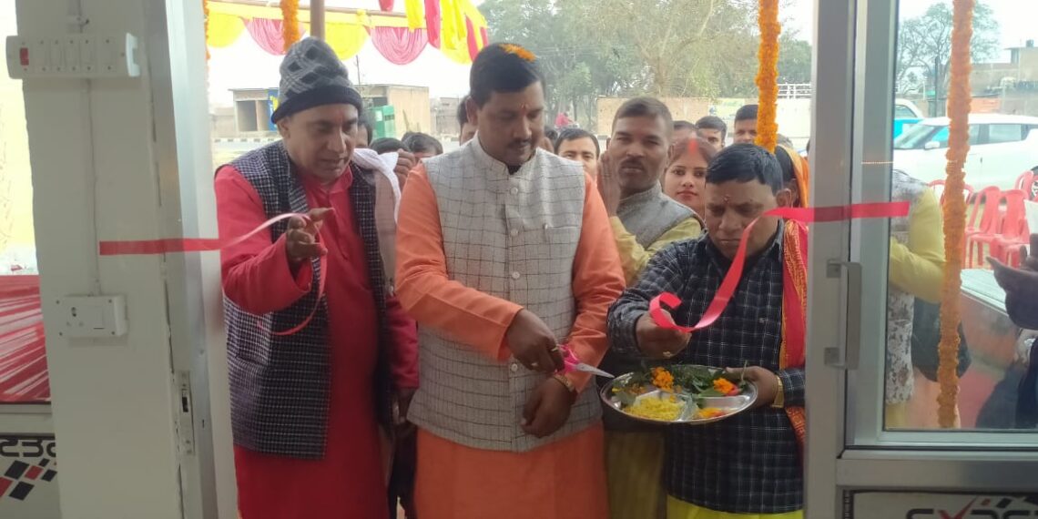 नौतनवां में टाइल्स-मार्बल्स की दुकान का ब्लॉक प्रमुख राकेश मद्धेशिया ने फीता काटकर किया उदघाटन