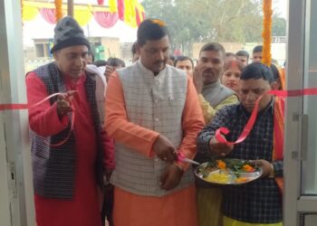 नौतनवां में टाइल्स-मार्बल्स की दुकान का ब्लॉक प्रमुख राकेश मद्धेशिया ने फीता काटकर किया उदघाटन