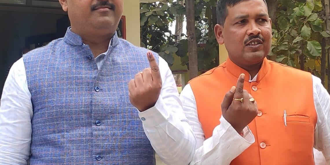 गोरखपुर फैजाबाद एमएलसी चुनाव: नौतनवां विधायक ऋषि त्रिपाठी और ब्लॉक प्रमुख राकेश मद्धेशिया ने डाला वोट