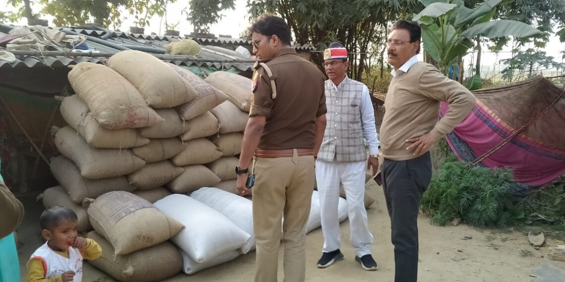 नौतनवां एसडीएम व पुलिस ने छापा मारकर तस्करी के लिए रखी गेंहू किये बरामद